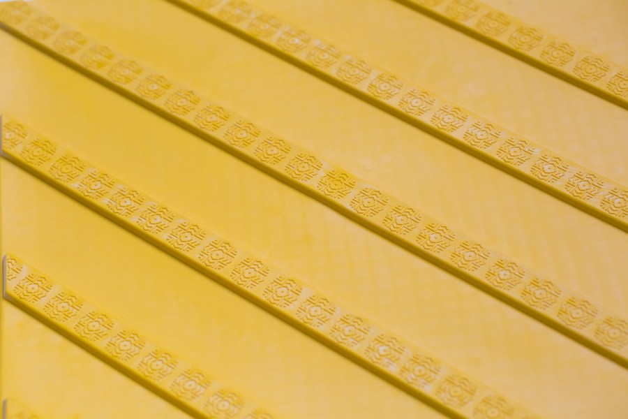 Тактильная плитка с диагональным рифом, 6 мм,  300*300 мм